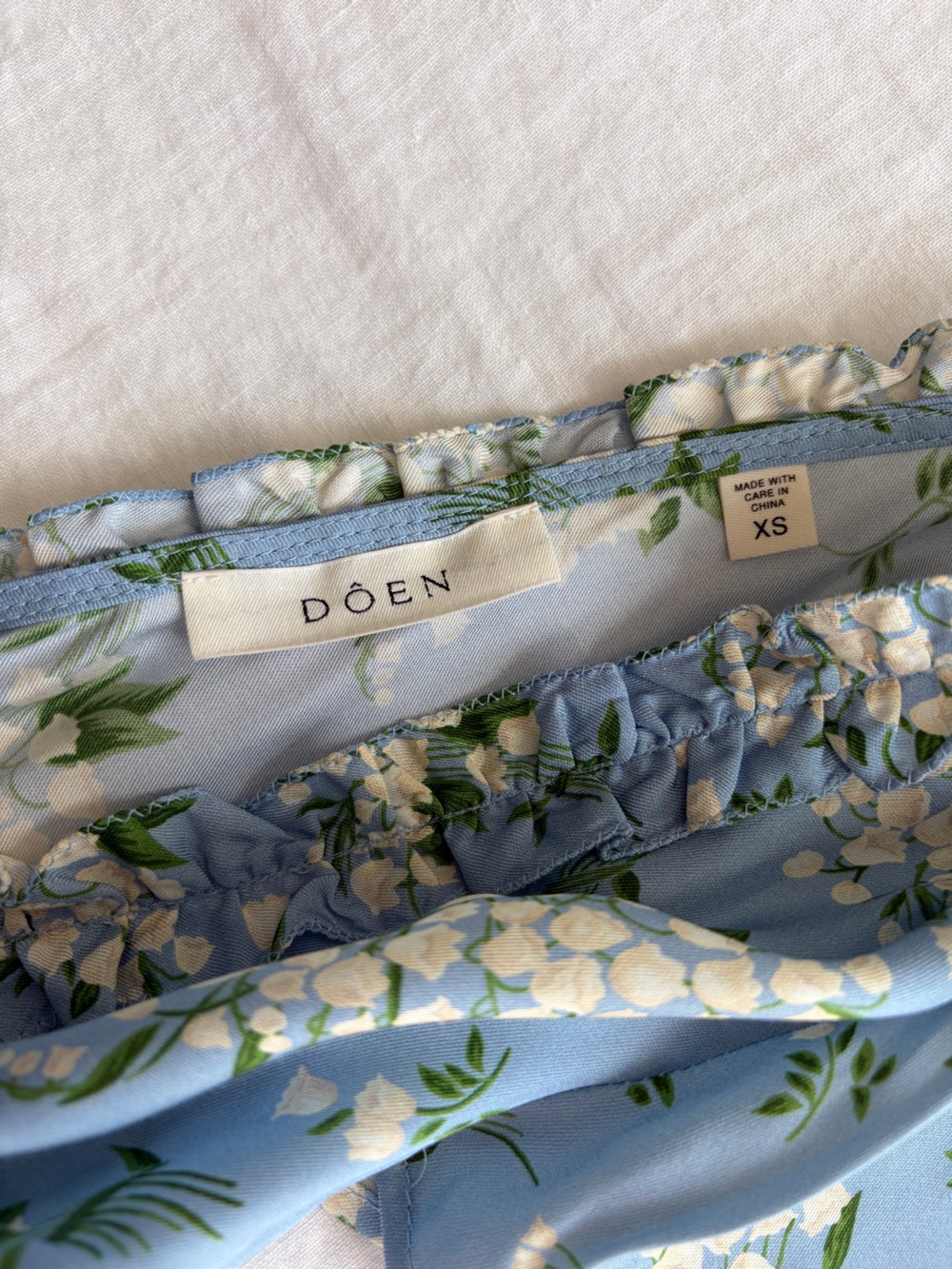 Doen Tayla Silk Ruffle V Neck Short Sleeve Mini Dress Sky May Bell Floral Blue - Picture 9 of 13
